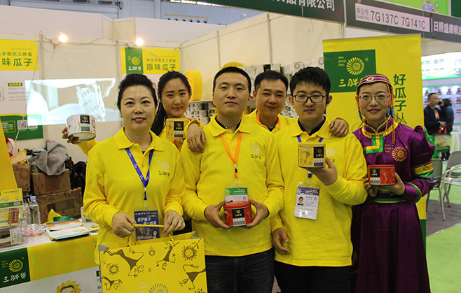 6新聞-12李華清先生出席李華清設計與三胖蛋年度戰(zhàn)略合作啟動儀式新聞_03-07